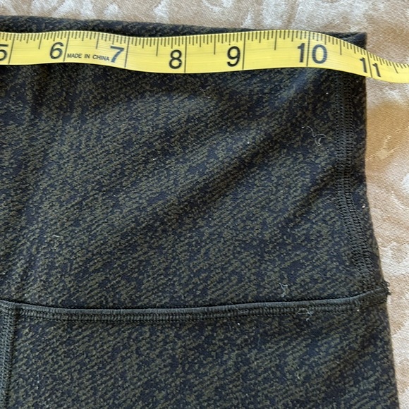 Lululemon Wunder Under Hi-Rise 7/8 Tight in Olive & Black Irregular Denim Twill - Picture 9 of 16